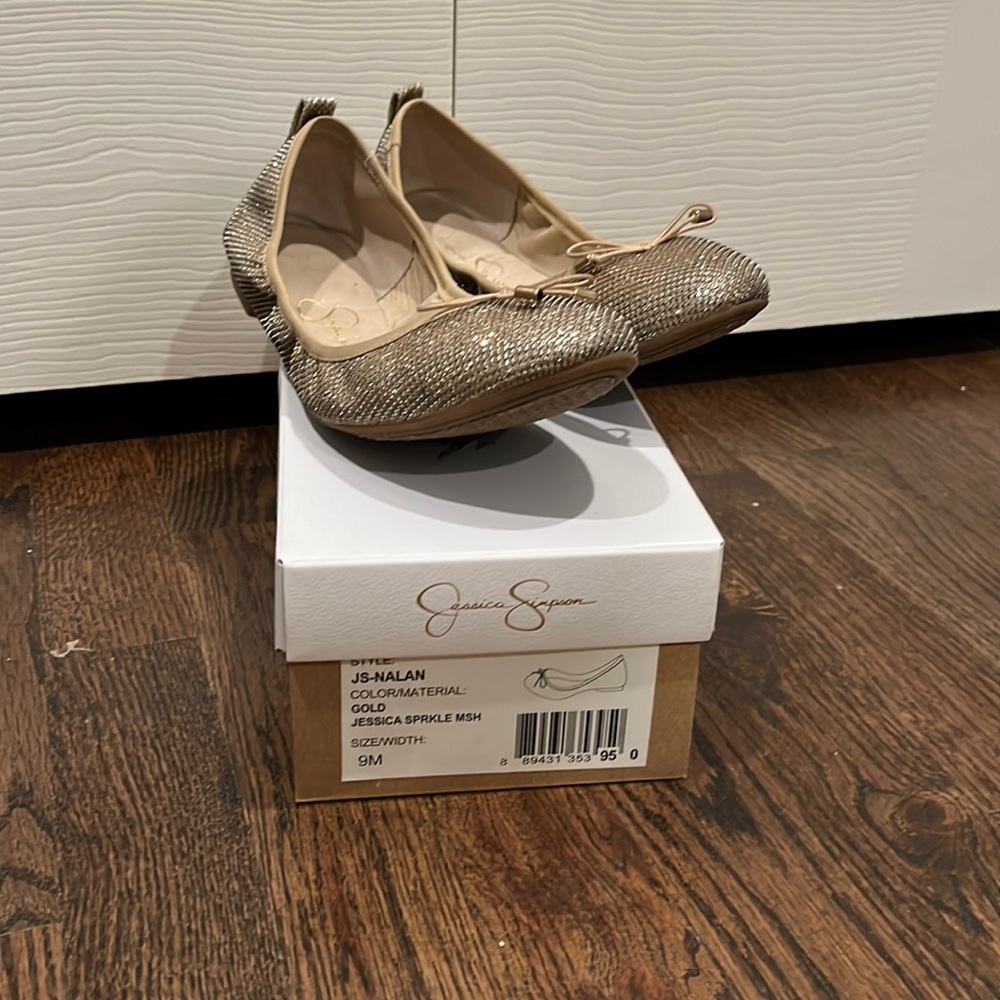 Jessica Simpson, gold detail flats!